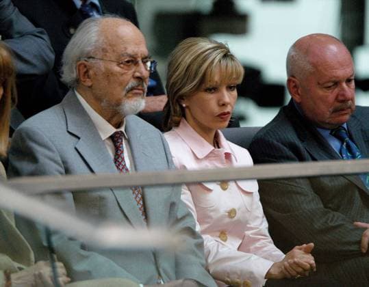 Vertrauenfrage durch Bundeskanzler Gerhard Schröder Copyright: IMAGO. Krohn Datum : 01.07.2005 Thema: Vertrauenfrage durch Bundeskanzler Gerhard Schröder im Deutschen Bundestag in Berlin. Foto : Rainer Candidus Barzel mit Doris Schröder Köpf *** Question of confidence by Chancellor Gerhard Schröder Copyright IMAGO Krohn Date 01 07 2005 Question of confidence by Chancellor Gerhard Schröder in the German Bundestag in Berlin Photo Rainer Candidus Barzel with Doris Schröder Köpf Copyright: xEventpress Krohnx