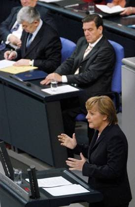 Vertrauenfrage durch Bundeskanzler Gerhard Schröder Copyright: IMAGO. Krohn Datum : 01.07.2005 Thema: Vertrauenfrage durch Bundeskanzler Gerhard Schröder im Deutschen Bundestag in Berlin. Foto : Rede von Angela Merkel, dahinter Gerhard Schröder *** Question of confidence by Chancellor Gerhard Schröder Copyright IMAGO Krohn Date 01 07 2005 Question of confidence by Chancellor Gerhard Schröder in the German Bundestag in Berlin Photo Speech by Angela Merkel, behind Gerhard Schröder Copyright: xEventpress Krohnx