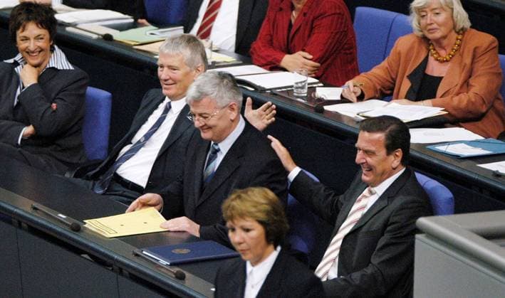 Vertrauenfrage durch Bundeskanzler Gerhard Schröder Copyright: IMAGO. Krohn Datum : 01.07.2005 Thema: Vertrauenfrage durch Bundeskanzler Gerhard Schröder im Deutschen Bundestag in Berlin. Foto : V.l.: Otto Schiliy und Gerhard Schröder beglückwünschen Joschka Fischer (mi.) zu seiner Rede *** Question of confidence by Chancellor Gerhard Schröder Copyright IMAGO Krohn Date 01 07 2005 Question of confidence by Chancellor Gerhard Schröder in the German Bundestag in Berlin Photo V l Otto Schiliy and Gerhard Schröder congratulate Joschka Fischer mi on his speech Copyright: xEventpress Krohnx