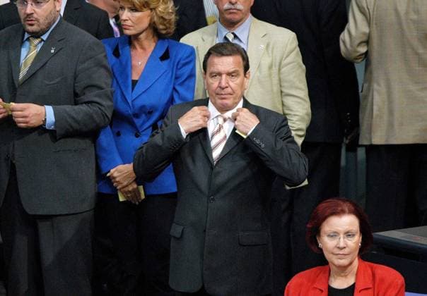 Vertrauenfrage durch Bundeskanzler Gerhard Schröder Copyright: IMAGO. Krohn Datum : 01.07.2005 Thema: Vertrauenfrage durch Bundeskanzler Gerhard Schröder im Deutschen Bundestag in Berlin. Foto : Gerhard Schröder vor der Stimmabgabe *** Question of confidence by Federal Chancellor Gerhard Schröder Copyright IMAGO Krohn Date 01 07 2005 Topic Question of confidence by Federal Chancellor Gerhard Schröder in the German Bundestag in Berlin Photo Gerhard Schröder before voting Copyright: xEventpress Krohnx
