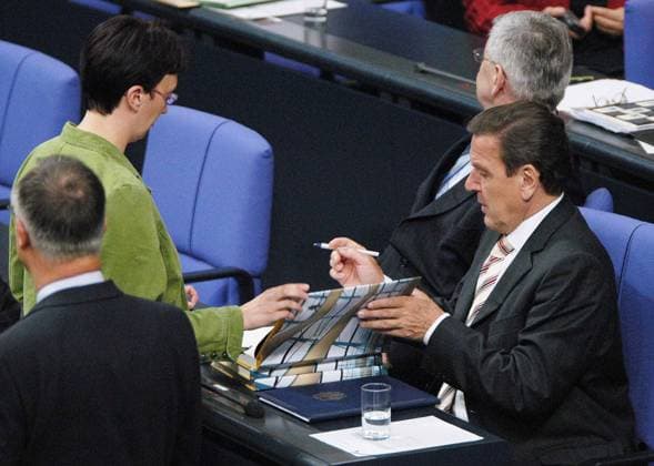 Vertrauenfrage durch Bundeskanzler Gerhard Schröder Copyright: IMAGO. Krohn Datum : 01.07.2005 Thema: Vertrauenfrage durch Bundeskanzler Gerhard Schröder im Deutschen Bundestag in Berlin. Foto : Gerhard Schröder unterzeichnet Akten während der Stimmenauszählung *** Question of confidence by Federal Chancellor Gerhard Schröder Copyright IMAGO Krohn Date 01 07 2005 Topic Question of confidence by Federal Chancellor Gerhard Schröder in the German Bundestag in Berlin Photo Gerhard Schröder signing files during the counting of votes Copyright: xEventpress Krohnx