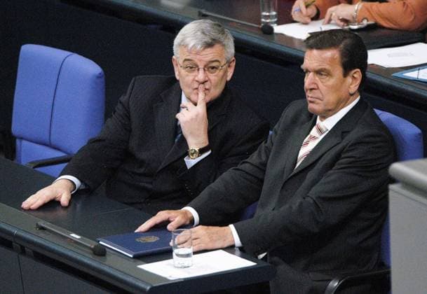 Vertrauenfrage durch Bundeskanzler Gerhard Schröder Copyright: IMAGO. Krohn Datum : 01.07.2005 Thema: Vertrauenfrage durch Bundeskanzler Gerhard Schröder im Deutschen Bundestag in Berlin. Foto : V.l.: Joschka Fischer, Gerhard Schröder *** Question of confidence by Chancellor Gerhard Schröder Copyright IMAGO Krohn Date 01 07 2005 Question of confidence by Chancellor Gerhard Schröder in the German Bundestag in Berlin Photo V l Joschka Fischer, Gerhard Schröder Copyright: xEventpress Krohnx