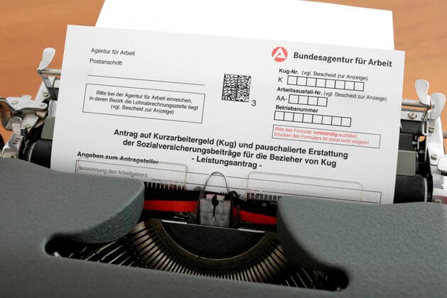 In einer Schreibmaschine ist ein Antrag auf Kurzarbeitergeld der Bundesagentur fuer Arbeit eingespannt, DEU, Berlin, 06.02.2021 *** An application for short-time allowance from the Federal Employment Agency is clamped in a typewriter, DEU, Berlin, 06 02 2021