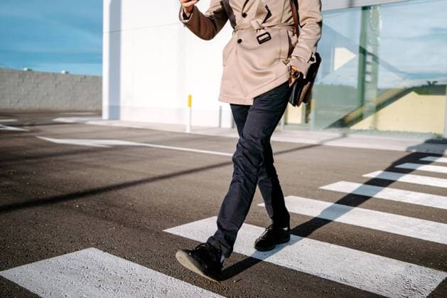 IMAGO Creative: Kreative Renaissance -- der junge Entrepreneur Crop unrecognizable male entrepreneur in stylish outfit walking on crosswalk on sunny day in city Copyright: xJakexJakabx Model Released