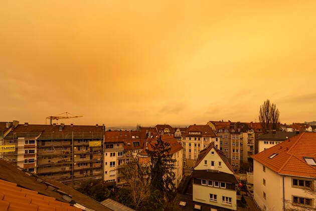 Bilder des Jahres 2021, News 02 Februar News Themen der Woche KW05 News Bilder des Tages Seltenes Wetterphänomen in Stuttgart und ganz Süddeutschland. Staub und Sand aus der Sahara liegen in der Luft und färben den Himmel schwefelgelb. Gleichzeitig ist die Sichtweite begrenzt. 06.02.2021, Deutschland, Baden-Württemberg, Stuttgart. *** Rare weather phenomenon in Stuttgart and the whole of southern Germany Dust and sand from the Sahara lie in the air and colour the sky sulphur yellow At the same time visibility is limited 06 02 2021, Germany, Baden Württemberg, Stuttgart