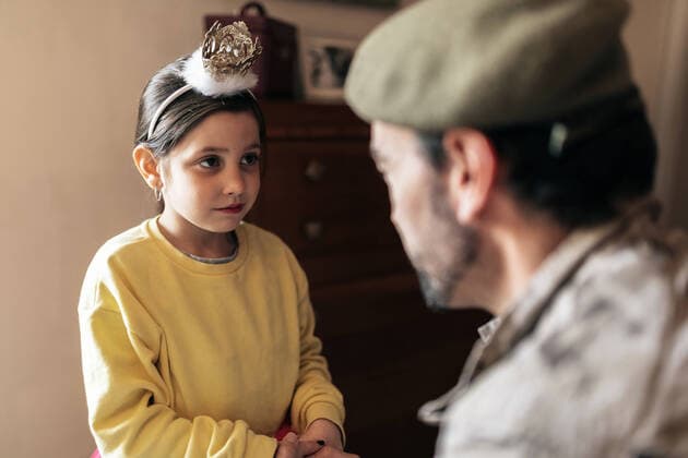 IMAGO Creative, Gesellschaft, Immer mehr Menschen haben Angst vor der Zukunft IMAGO Creative: Resilienz Military father holding hands of small girl before going to defend country Copyright: xSergioxVictorxVegax Model Released