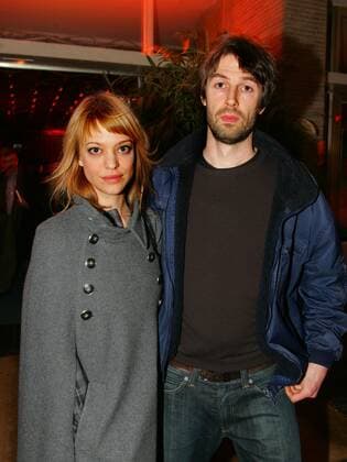 Sommer vorm Balkon Copyright: IMAGO. Herrmann 05.01.2006 Thema: Berlin Premiere des Filmes : Sommer vorm Balkon im Kino International in Berlin mit Heike Makatsch und Freund Max Schroeder *** Summer in front of the balcony Copyright IMAGO Herrmann 05 01 2006 Theme Berlin Premiere of the film Summer in front of the balcony in the Kino International in Berlin with Heike Makatsch and boyfriend Max Schroeder Copyright: xEventpressxHerrmannx