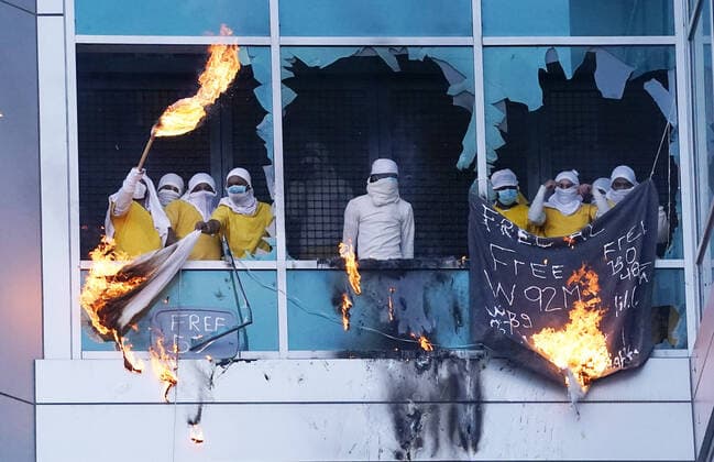Bilder des Jahres 2021, News 02 Februar News Themen der Woche KW05 News Bilder des Tages Inmates at the St. Louis Justice Center start fires after breaking windows on the fourth floor, yelling to those watching from the street, in St. Louis on Saturday, February 6, 2021. St. Louis Public Safety Director Jimmie Edwards says the event started when a detainee began fighting with a corrections officer around 2:30 A.M. Other prisoners began beating the guard after they were able to free themselves from their cells. About 65 inmates were moved to the Medium Security facility in north St. Louis around 9 A.M. after the event was over. The only injury reported was the guard who was transported to a hospital.  SLP2021020601 BILLxGREENBLATT