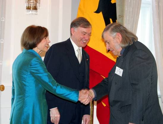 Neujahrsempfang des Bundespräsidenten Copyright: IMAGO. Herrmann 11.01.2006 der Künstler Bernhard Schwichtenberg aus Kiel schenkte eine Bundesbrille Thema: Neujahrsempfang des Bundespräsidenten Horst Koehler und Frau Eva-Luise Köhler für die verdiente Bürger im Schloss Bellvue in Berlin *** New Years reception of the Federal President Copyright IMAGO Herrmann 11 01 2006 the artist Bernhard Schwichtenberg from Kiel gave a pair of federal glasses Topic New Years reception of the Federal President Horst Koehler and Mrs. Eva Luise Koehler for the deserving citizens in the castle Bellvue in Berlin Copyright: xEventpressxHerrmannx