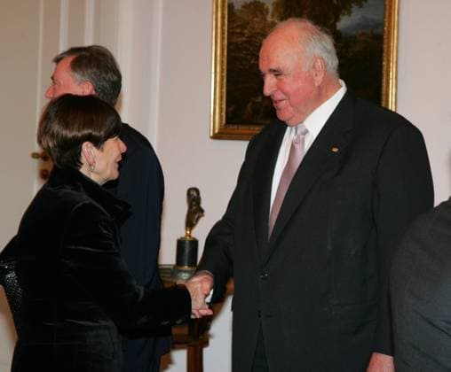 Essen fYr Helmut Kohl Copyright: IMAGO. Herrmann 07.02.2006 Thema: Der Bundespraesident Horst Koehler gabe zu Ehren und aus Anlass des 75. Geburtastages von Dr. Helmut Kohl mit den Gaesten: mit seiner langjaehrigen Sekretärin Juliane Weber Eigentlich sollte das essen ja schon viell früher stattfinden. Aber die Umbauarbeiten des Schlosses Bellevue verzögerten den Termin bis gestern. Ein dreiviertel Jahr nach seinem Geburtstag *** Dinner for Helmut Kohl Copyright IMAGO Herrmann 07 02 2006 Topic The German President Horst Koehler gave in honor and on the occasion of the 75th birthday of Dr Helmut Kohl with the guests with his longtime secretary Juliane Weber Actually, the dinner should have taken place much earlier But the renovation work Copyright: xEventpressxHerrmannx