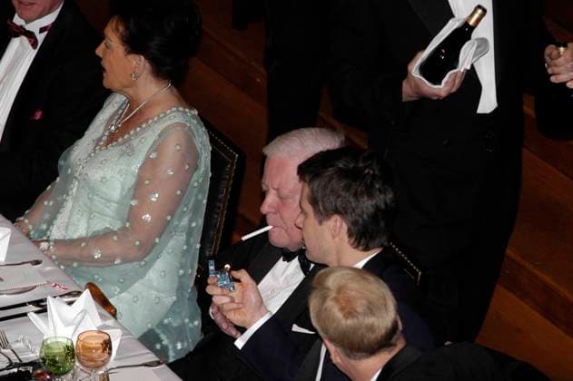 Matthiae-Mahlzeit 2006 Copyright: IMAGO. Schmidt 17.02.2006 Matthiae-Mahlzeit 2006 in Hamburg. Im Bild: Seine Königliche Hoheit Kronprinz FREDERIK VON DÄNEMARK zündet Alt-Bundeskanzler HELMUT SCHMIDT eine Zigarette an. *** Matthiae Mahlzeit 2006 Copyright IMAGO Schmidt 17 02 2006 Matthiae Mahlzeit 2006 in Hamburg In the picture His Royal Highness Crown Prince FREDERIK OF DENMARK lights a cigarette for former German Chancellor HELMUT SCHMIDT Copyright: xEventpressx