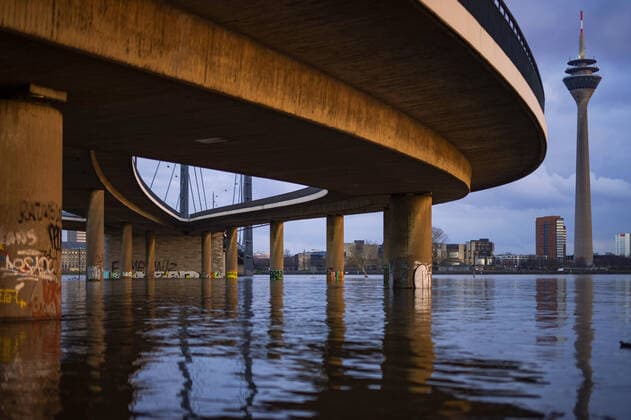 IMAGO Nature: Unsere Erde, Klimawandel, Überschwemmungen Düsseldorf 06.02.2021, Rhein, Düsseldorf, Hochwasser, Spiegelung, Skyline, Brücke, Kniebrücke, Rheinufer, Ufer, Promenade, Altstadt, Totale, Fernsehturm Foto: Moritz Müller *** Dusseldorf 06 02 2021, Rhine, Dusseldorf, flood, reflection, skyline, bridge, knee bridge, Rhine bank, bank, promenade, old town, long shot, television tower Photo Moritz Müller