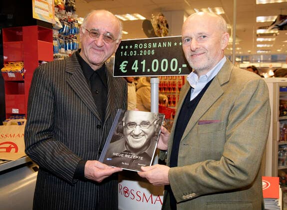Alfred Biolek Spendenaktion Copyright: IMAGO. Radke 13.01.2006 Thema: Alfred Biolek Spendenaktion mit Alfred Biolek und Dirk Rossmann Alfred Biolek Signiert Buecher fYr seine Fans und anschliesender Scheck Uebergabe Der stattliche Spendenbetrag von 41.000 Euro kam bei einer Aktion in den Rossmann-Drogerien zusammen: Rossmann nahm Bioleks aktuelles Kochbuch Neue Rezepte ins Sortiment auf. FYr jedes im Dezember in seinen Filialen verkaufte Exemplar spendet er fYnf Euro. Insgesamt gingen 8.117 KochbYcher Yber die Ladentheke. ( Keywords: Moderator, Kochen, Spenden, Kinder, Hilfe, Not) *** Alfred Biolek fundraiser Copyright IMAGO Radke 13 01 2006 Topic Alfred Biolek fundraiser with Alfred Biolek and Dirk Rossmann Alfred Biolek signs books for Copyright: xEventpressxRadkex