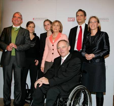 Impression 2005 Copyright: IMAGO. Herrmann 15.03.2006 Wolfgang und Ingeborg Schaeble mit ihren vier Kindern : Anna, Julinae, Christine und Hans-Georg (r) sowie Schwiegersohn Thomas Strobl (l) Thema: Preisverleihung Impression 2005 die wichtigste Frau des Jahres an Ingeborg Schaeuble ( Schäuble ) in ihrer Funktion als Vorsitzende der Deutschen Welthungerhilfe im Restaurant Il Punto in Berlin Copyright: IMAGO. Herrmann 15.03.2006 Ingeborg Schaeuble mit ihren vier Kindern : Anna , Juliane Christine und Hans-Joerg Thema: Preisverleihung Impression 2005 die wichtigste Frau des Jahres an Ingeborg Schaeuble ( Schäuble ) in ihrer Funktion als Vorsitzende der Deutschen Welthungerhilfe im Restaurant Il Punto in Berlin *** Impression Copyright: xEventpressxHerrmannx