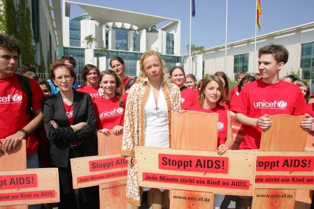 UNICEF AIDS Demo Copyright: IMAGO. Herrmann 12.05.2006 Thema: Bundesweiter Altionstag gegen AIDS von UNICEF vor dem Kanzleramt in Berlin mit Heide Simonis und der UNICEF Botschafterin Katja Riemann und Schuelern des Gymnasium Friedenau *** UNICEF AIDS Demo Copyright IMAGO Herrmann 12 05 2006 Topic Nationwide AIDS Day of UNICEF in front of the Chancellors Office in Berlin with Heide Simonis and UNICEF Ambassador Katja Riemann and students of the Gymnasium Friedenau Copyright: xEventpressxHerrmannx