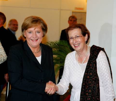 60 Jahre UNICEF Copyright: IMAGO. Herrmann 15.05.2006 Thema: 60 Jahre UNICEF Festveranstaltung im Friedrichstadtpalast in Berlin mit Angela Merkel und Heide Simonis *** 60 years of UNICEF Copyright IMAGO Herrmann 15 05 2006 Topic 60 years of UNICEF Ceremony at the Friedrichstadtpalast in Berlin with Angela Merkel and Heide Simonis Copyright: xEventpressxHerrmannx
