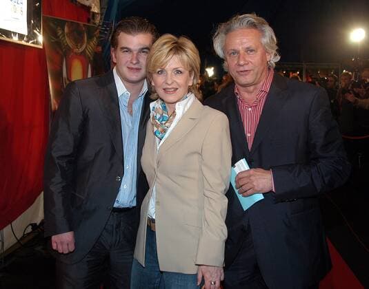 Eventpress Mathias Krohn Copyright:IMAGO. Mathias Krohn Datum: 30.08.2006 Thema : Premiere CIRQUE DU SOLEIL - DRALION im Grand Chapiteau am Ostbahnhof in Berlin. Mit : Carmen Nebel mit Sohn Gregor (li.) und Freund Klaas Bauer *** Eventpress Mathias Krohn Copyright IMAGO Mathias Krohn Date 30 08 2006 Theme Premiere CIRQUE DU SOLEIL DRALION in the Grand Chapiteau at the Ostbahnhof in Berlin With Carmen Nebel with son Gregor li and friend Klaas Bauer Copyright: xEventpress MathiasxKrohnx