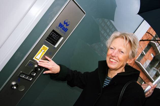 Fototermin Berlin barrierefrei für Wall Toiletten Senatorin Heidi Knake-Werner vor der barrierefreien Toilettenanlage mit Signet Vergabe des Signet Berlin barrierefrei für Wall-Toiletten in der Link ecke Eichhornstraße am Potsdamer Platz in Berlin 16.04.2008 Copyright: IMAGO. Müller - *** Photo opportunity Berlin barrier-free for Wall toilets Senator Heidi Knake Werner in front of the barrier-free toilet facility with signet Award of the signet Berlin barrier-free for Wall toilets in the link corner Eichhornstraße at Potsdamer Platz in Berlin 16 04 2008 Copyright IMAGO Müller k BLZ 10020000 Acco Copyright: xEventpressxMüllerx