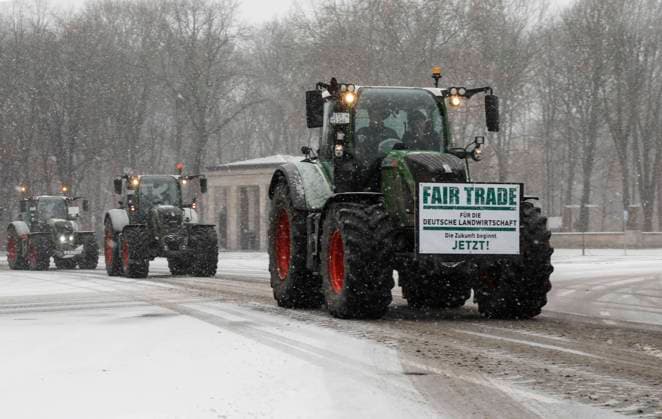 News Bilder des Tages Demonstration von Landwirten Berlin, DEU, 07.02.2021 - Landwirte mit ihren Traktoren bei einer Protestfahrt auf der Straße des 17. Juni. Die Landwirte verlangen Vereinbarungen fuer kostendeckende Preise fuer landwirtschaftliche Erzeugnisse sowie mehr heimische Nahrungsmittel im Handel. Berlin Berlin Deutschland *** Demonstration of farmers Berlin, DEU, 07 02 2021 Farmers with their tractors during a protest drive on the Straße des 17 Juni The farmers demand agreements for cost-covering prices for agricultural products as well as more domestic food in the trade Berlin Berlin Germany