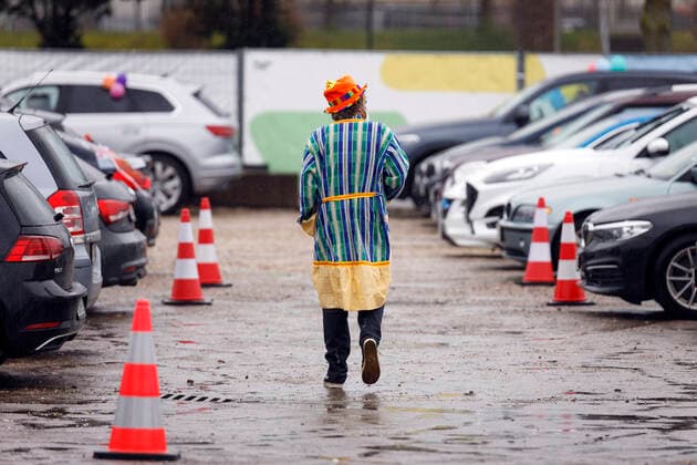 Impression beim Autokonzert Carnevalssitzung 1 von Bonnlive am Südstadion. Wegen der anhaltenden Coronakrise sind Karnevalsveranstaltungen in diesem Jahr weitgehend abgesagt, der Kölner Rosenmontagszug findet lediglich virtuell statt, Konzerte unterliegen strengen Beschränkungen. Köln, 06.02.2021
