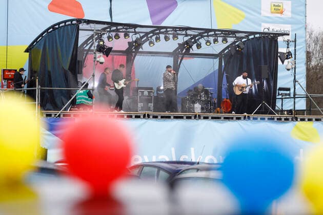 Stadtrand beim Autokonzert Carnevalssitzung 1 von Bonnlive am Südstadion. Wegen der anhaltenden Coronakrise sind Karnevalsveranstaltungen in diesem Jahr weitgehend abgesagt, der Kölner Rosenmontagszug findet lediglich virtuell statt, Konzerte unterliegen strengen Beschränkungen. Köln, 06.02.2021