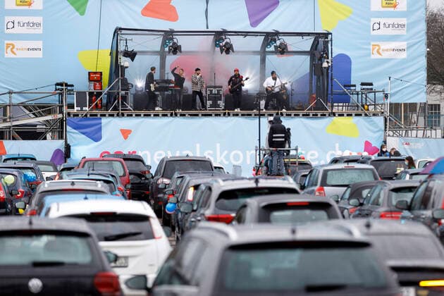Stadtrand beim Autokonzert Carnevalssitzung 1 von Bonnlive am Südstadion. Wegen der anhaltenden Coronakrise sind Karnevalsveranstaltungen in diesem Jahr weitgehend abgesagt, der Kölner Rosenmontagszug findet lediglich virtuell statt, Konzerte unterliegen strengen Beschränkungen. Köln, 06.02.2021