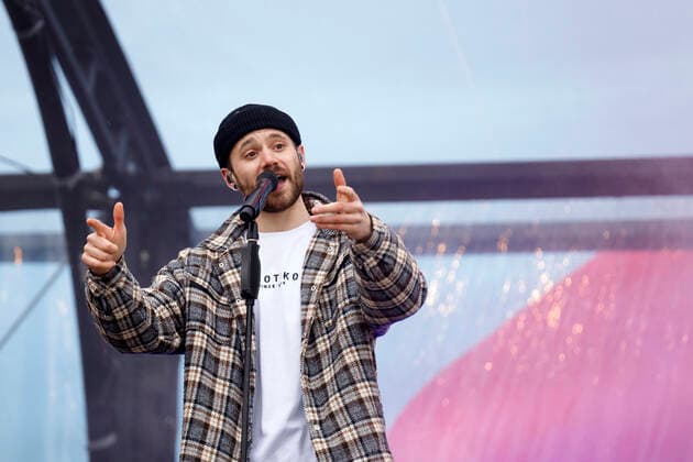 Roman Lob von Stadtrand beim Autokonzert Carnevalssitzung 1 von Bonnlive am Südstadion. Wegen der anhaltenden Coronakrise sind Karnevalsveranstaltungen in diesem Jahr weitgehend abgesagt, der Kölner Rosenmontagszug findet lediglich virtuell statt, Konzerte unterliegen strengen Beschränkungen. Köln, 06.02.2021