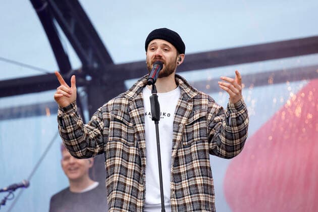 Roman Lob von Stadtrand beim Autokonzert Carnevalssitzung 1 von Bonnlive am Südstadion. Wegen der anhaltenden Coronakrise sind Karnevalsveranstaltungen in diesem Jahr weitgehend abgesagt, der Kölner Rosenmontagszug findet lediglich virtuell statt, Konzerte unterliegen strengen Beschränkungen. Köln, 06.02.2021