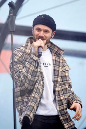 Roman Lob von Stadtrand beim Autokonzert Carnevalssitzung 1 von Bonnlive am Südstadion. Wegen der anhaltenden Coronakrise sind Karnevalsveranstaltungen in diesem Jahr weitgehend abgesagt, der Kölner Rosenmontagszug findet lediglich virtuell statt, Konzerte unterliegen strengen Beschränkungen. Köln, 06.02.2021