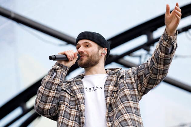 Roman Lob von Stadtrand beim Autokonzert Carnevalssitzung 1 von Bonnlive am Südstadion. Wegen der anhaltenden Coronakrise sind Karnevalsveranstaltungen in diesem Jahr weitgehend abgesagt, der Kölner Rosenmontagszug findet lediglich virtuell statt, Konzerte unterliegen strengen Beschränkungen. Köln, 06.02.2021