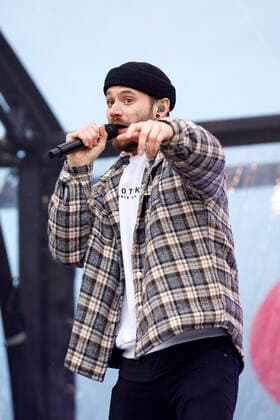 Roman Lob von Stadtrand beim Autokonzert Carnevalssitzung 1 von Bonnlive am Südstadion. Wegen der anhaltenden Coronakrise sind Karnevalsveranstaltungen in diesem Jahr weitgehend abgesagt, der Kölner Rosenmontagszug findet lediglich virtuell statt, Konzerte unterliegen strengen Beschränkungen. Köln, 06.02.2021