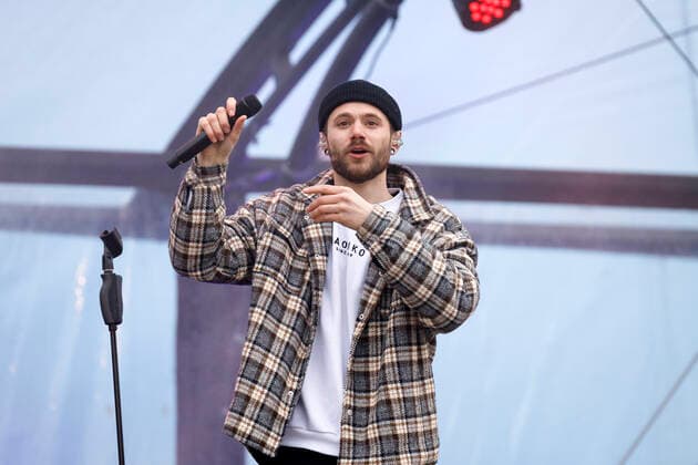 Roman Lob von Stadtrand beim Autokonzert Carnevalssitzung 1 von Bonnlive am Südstadion. Wegen der anhaltenden Coronakrise sind Karnevalsveranstaltungen in diesem Jahr weitgehend abgesagt, der Kölner Rosenmontagszug findet lediglich virtuell statt, Konzerte unterliegen strengen Beschränkungen. Köln, 06.02.2021