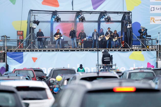 Bläck Fööss beim Autokonzert Carnevalssitzung 1 von Bonnlive am Südstadion. Wegen der anhaltenden Coronakrise sind Karnevalsveranstaltungen in diesem Jahr weitgehend abgesagt, der Kölner Rosenmontagszug findet lediglich virtuell statt, Konzerte unterliegen strengen Beschränkungen. Köln, 06.02.2021