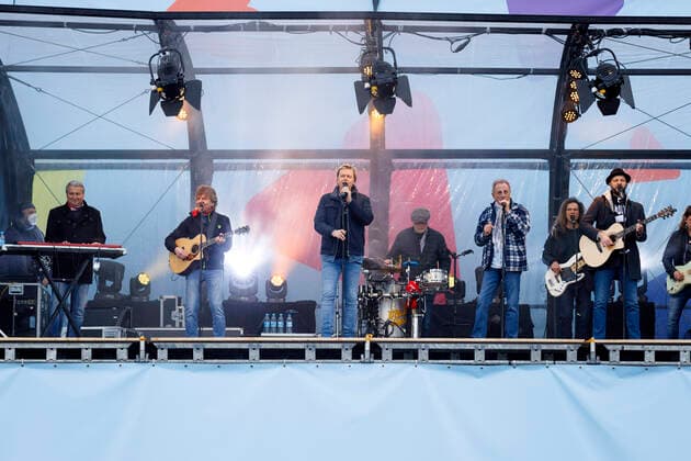 Bläck Fööss beim Autokonzert Carnevalssitzung 1 von Bonnlive am Südstadion. Wegen der anhaltenden Coronakrise sind Karnevalsveranstaltungen in diesem Jahr weitgehend abgesagt, der Kölner Rosenmontagszug findet lediglich virtuell statt, Konzerte unterliegen strengen Beschränkungen. Köln, 06.02.2021