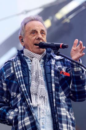 Erry Stoklosa von den Bläck Fööss beim Autokonzert Carnevalssitzung 1 von Bonnlive am Südstadion. Wegen der anhaltenden Coronakrise sind Karnevalsveranstaltungen in diesem Jahr weitgehend abgesagt, der Kölner Rosenmontagszug findet lediglich virtuell statt, Konzerte unterliegen strengen Beschränkungen. Köln, 06.02.2021