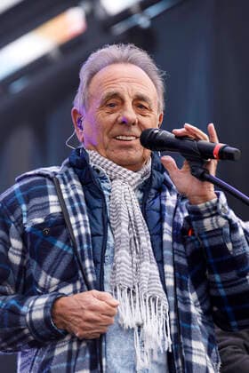 Erry Stoklosa von den Bläck Fööss beim Autokonzert Carnevalssitzung 1 von Bonnlive am Südstadion. Wegen der anhaltenden Coronakrise sind Karnevalsveranstaltungen in diesem Jahr weitgehend abgesagt, der Kölner Rosenmontagszug findet lediglich virtuell statt, Konzerte unterliegen strengen Beschränkungen. Köln, 06.02.2021