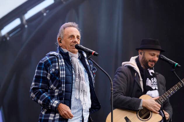 Erry Stoklosa und Pit Hupperten von den Bläck Fööss beim Autokonzert Carnevalssitzung 1 von Bonnlive am Südstadion. Wegen der anhaltenden Coronakrise sind Karnevalsveranstaltungen in diesem Jahr weitgehend abgesagt, der Kölner Rosenmontagszug findet lediglich virtuell statt, Konzerte unterliegen strengen Beschränkungen. Köln, 06.02.2021