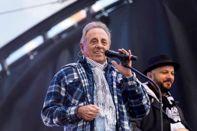 Erry Stoklosa und Pit Hupperten von den Bläck Fööss beim Autokonzert Carnevalssitzung 1 von Bonnlive am Südstadion. Wegen der anhaltenden Coronakrise sind Karnevalsveranstaltungen in diesem Jahr weitgehend abgesagt, der Kölner Rosenmontagszug findet lediglich virtuell statt, Konzerte unterliegen strengen Beschränkungen. Köln, 06.02.2021