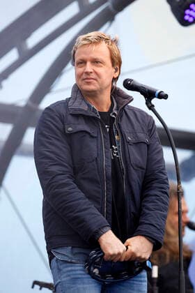 Mirko Bäumer von den Bläck Fööss beim Autokonzert Carnevalssitzung 1 von Bonnlive am Südstadion. Wegen der anhaltenden Coronakrise sind Karnevalsveranstaltungen in diesem Jahr weitgehend abgesagt, der Kölner Rosenmontagszug findet lediglich virtuell statt, Konzerte unterliegen strengen Beschränkungen. Köln, 06.02.2021