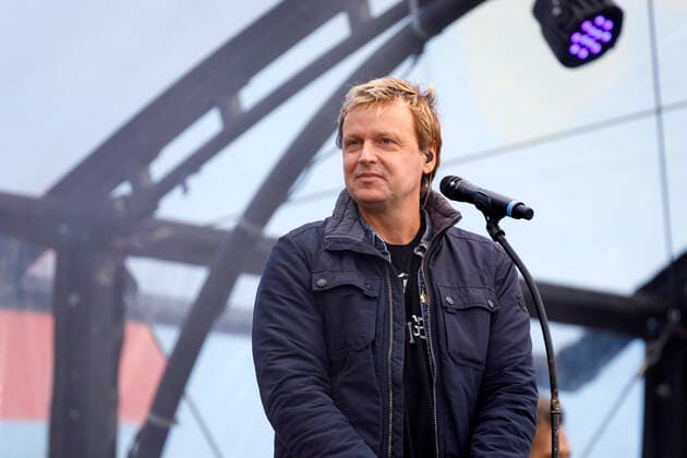 Mirko Bäumer von den Bläck Fööss beim Autokonzert Carnevalssitzung 1 von Bonnlive am Südstadion. Wegen der anhaltenden Coronakrise sind Karnevalsveranstaltungen in diesem Jahr weitgehend abgesagt, der Kölner Rosenmontagszug findet lediglich virtuell statt, Konzerte unterliegen strengen Beschränkungen. Köln, 06.02.2021