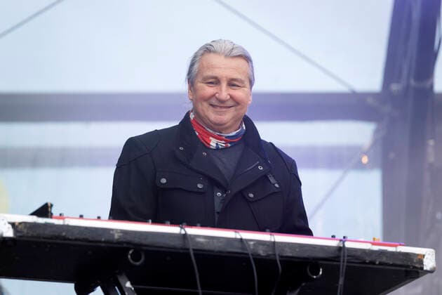 Andreas Wegener von den Bläck Fööss beim Autokonzert Carnevalssitzung 1 von Bonnlive am Südstadion. Wegen der anhaltenden Coronakrise sind Karnevalsveranstaltungen in diesem Jahr weitgehend abgesagt, der Kölner Rosenmontagszug findet lediglich virtuell statt, Konzerte unterliegen strengen Beschränkungen. Köln, 06.02.2021