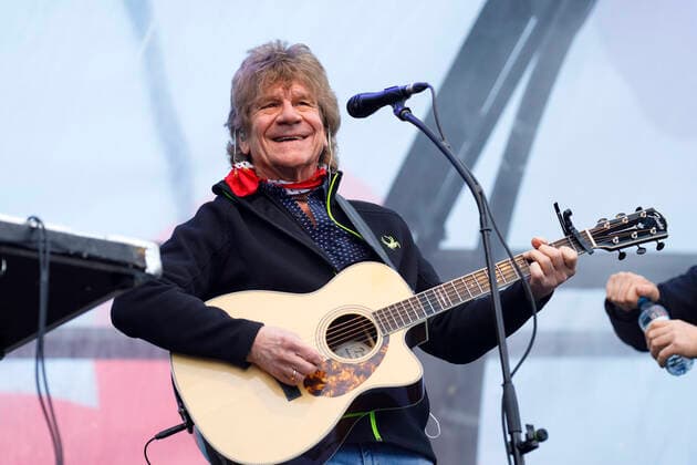 Bömmel Lückerath von den Bläck Fööss beim Autokonzert Carnevalssitzung 1 von Bonnlive am Südstadion. Wegen der anhaltenden Coronakrise sind Karnevalsveranstaltungen in diesem Jahr weitgehend abgesagt, der Kölner Rosenmontagszug findet lediglich virtuell statt, Konzerte unterliegen strengen Beschränkungen. Köln, 06.02.2021