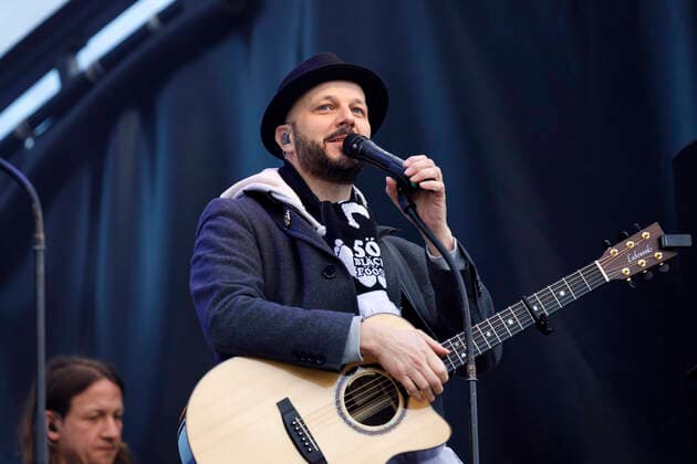 Pit Hupperten von den Bläck Fööss beim Autokonzert Carnevalssitzung 1 von Bonnlive am Südstadion. Wegen der anhaltenden Coronakrise sind Karnevalsveranstaltungen in diesem Jahr weitgehend abgesagt, der Kölner Rosenmontagszug findet lediglich virtuell statt, Konzerte unterliegen strengen Beschränkungen. Köln, 06.02.2021