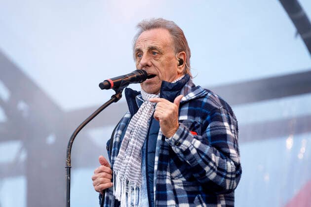 Erry Stoklosa von den Bläck Fööss beim Autokonzert Carnevalssitzung 1 von Bonnlive am Südstadion. Wegen der anhaltenden Coronakrise sind Karnevalsveranstaltungen in diesem Jahr weitgehend abgesagt, der Kölner Rosenmontagszug findet lediglich virtuell statt, Konzerte unterliegen strengen Beschränkungen. Köln, 06.02.2021
