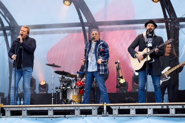 Die Bläck Fööss beim Autokonzert Carnevalssitzung 1 von Bonnlive am Südstadion. Wegen der anhaltenden Coronakrise sind Karnevalsveranstaltungen in diesem Jahr weitgehend abgesagt, der Kölner Rosenmontagszug findet lediglich virtuell statt, Konzerte unterliegen strengen Beschränkungen. Köln, 06.02.2021