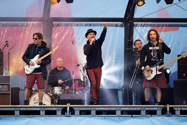 Harry Alfter, Peter Bring, Christian Blüm und Stephan Brings von Brings beim Autokonzert Carnevalssitzung 1 von Bonnlive am Südstadion. Wegen der anhaltenden Coronakrise sind Karnevalsveranstaltungen in diesem Jahr weitgehend abgesagt, der Kölner Rosenmontagszug findet lediglich virtuell statt, Konzerte unterliegen strengen Beschränkungen. Köln, 06.02.2021