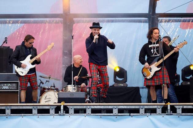Harry Alfter, Peter Bring, Christian Blüm und Stephan Brings von Brings beim Autokonzert Carnevalssitzung 1 von Bonnlive am Südstadion. Wegen der anhaltenden Coronakrise sind Karnevalsveranstaltungen in diesem Jahr weitgehend abgesagt, der Kölner Rosenmontagszug findet lediglich virtuell statt, Konzerte unterliegen strengen Beschränkungen. Köln, 06.02.2021