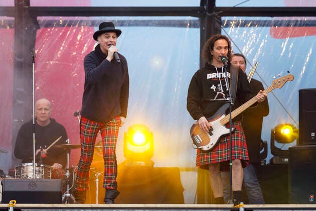 Christian Blüm, Stephan Brings und Peter Brings von Brings beim Autokonzert Carnevalssitzung 1 von Bonnlive am Südstadion. Wegen der anhaltenden Coronakrise sind Karnevalsveranstaltungen in diesem Jahr weitgehend abgesagt, der Kölner Rosenmontagszug findet lediglich virtuell statt, Konzerte unterliegen strengen Beschränkungen. Köln, 06.02.2021