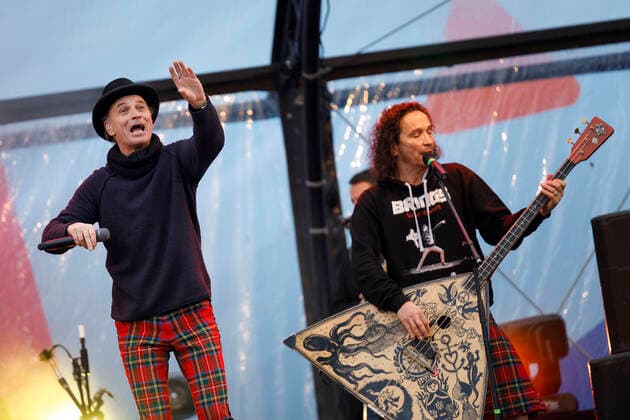 Stephan Brings und Peter Brings von Brings beim Autokonzert Carnevalssitzung 1 von Bonnlive am Südstadion. Wegen der anhaltenden Coronakrise sind Karnevalsveranstaltungen in diesem Jahr weitgehend abgesagt, der Kölner Rosenmontagszug findet lediglich virtuell statt, Konzerte unterliegen strengen Beschränkungen. Köln, 06.02.2021
