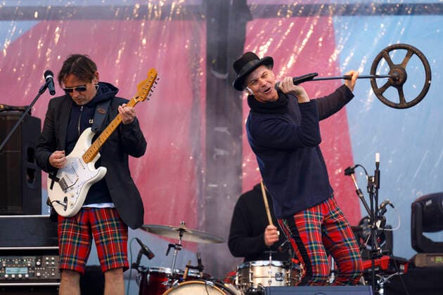 Harry Alfter und Peter Brings von Brings beim Autokonzert Carnevalssitzung 1 von Bonnlive am Südstadion. Wegen der anhaltenden Coronakrise sind Karnevalsveranstaltungen in diesem Jahr weitgehend abgesagt, der Kölner Rosenmontagszug findet lediglich virtuell statt, Konzerte unterliegen strengen Beschränkungen. Köln, 06.02.2021